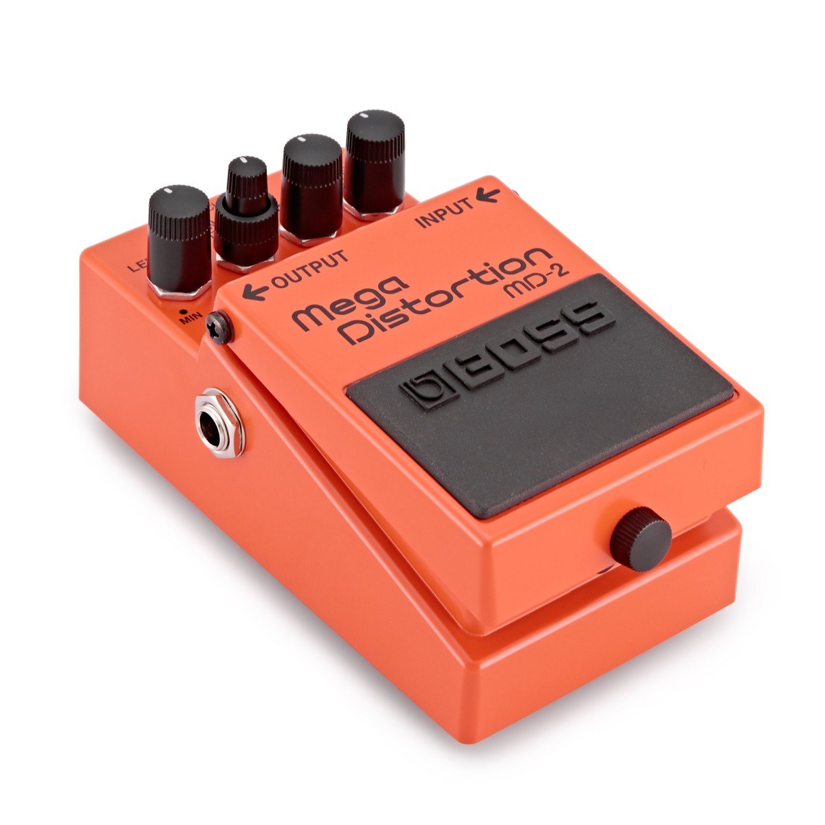 Phơ Distortion BOSS MD-2 Mega Distortion – góc nghiêng 3/4 từ bên trái, thấy jack OUTPUT và footswitch