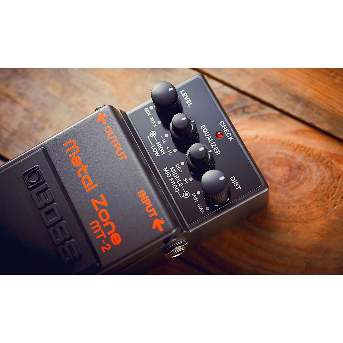 Phơ Distortion BOSS MT-2 Metal Zone – Boss MT-2 đặt trên mặt gỗ, nhìn rõ cụm núm EQ
