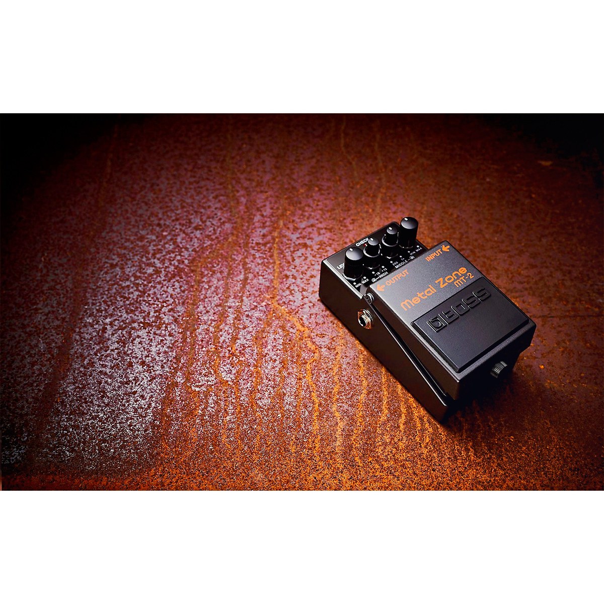 Phơ Distortion BOSS MT-2 Metal Zone – Boss MT-2 Metal Zone vỏ xám đen trên nền tối