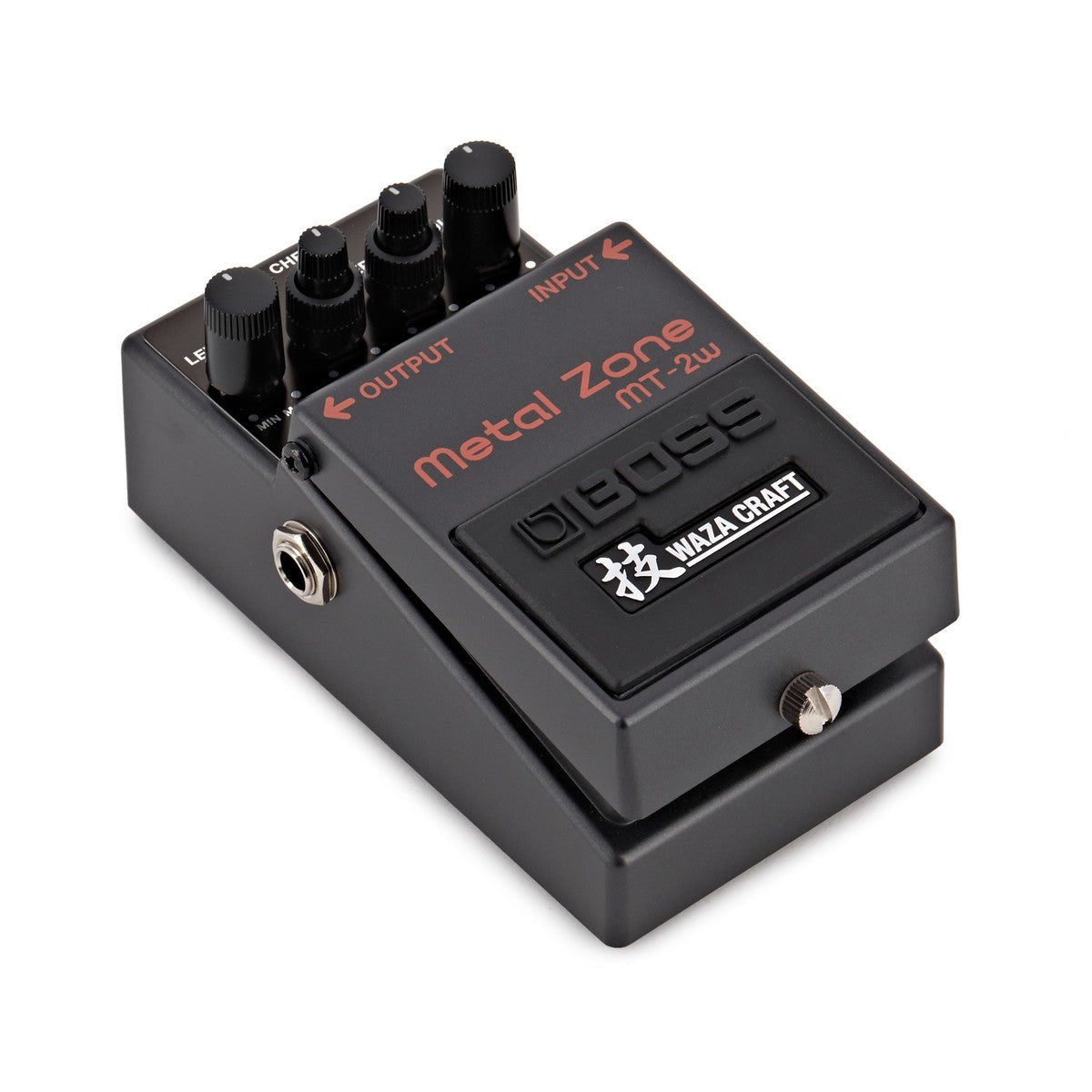 Phơ Distortion BOSS MT-2W Metal Zone Waza Craft – nhìn nghiêng 3/4 bên trái, thấy jack OUTPUT và hàng núm chỉnh