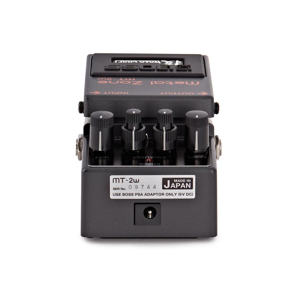 Phơ Distortion BOSS MT-2W Metal Zone Waza Craft – đầu sau với nhãn MADE IN JAPAN, số serial và cổng nguồn DC