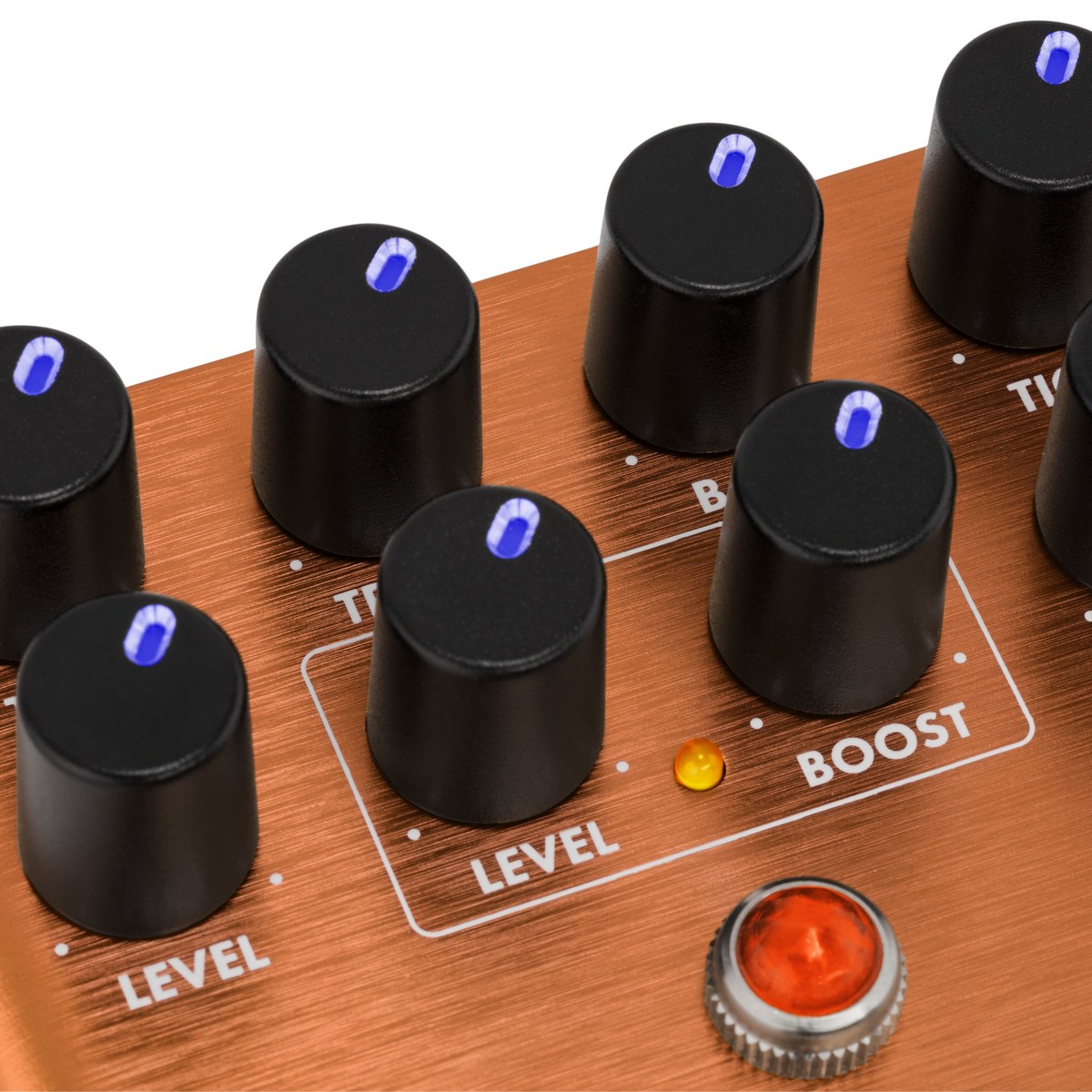 Phơ Distortion Fender MTG:LA Tube Distortion – cận cảnh khung Boost với núm Level, Boost và đèn báo