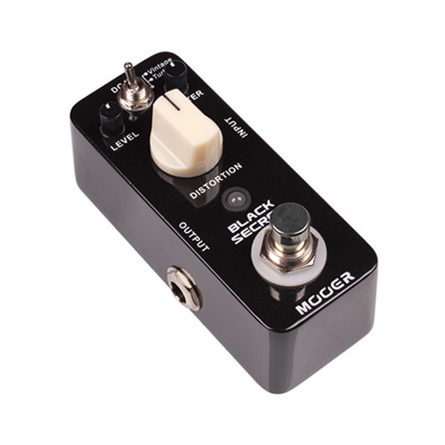 Phơ Distortion Mooer Black Secret – góc nghiêng 3/4 đầy đủ trên nền trắng, cạnh OUTPUT và footswitch