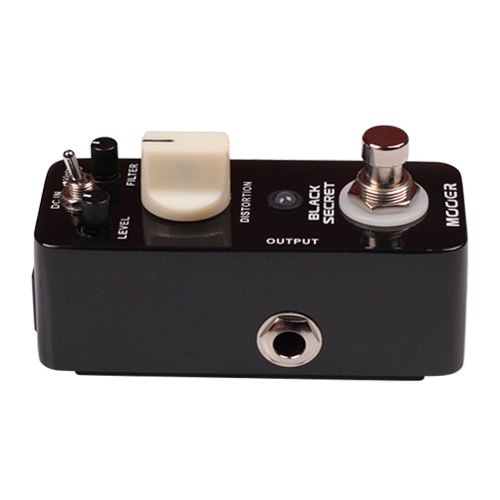 Phơ Distortion Mooer Black Secret – cạnh bên nhìn thẳng với cổng OUTPUT, núm LEVEL, FILTER, DISTORTION