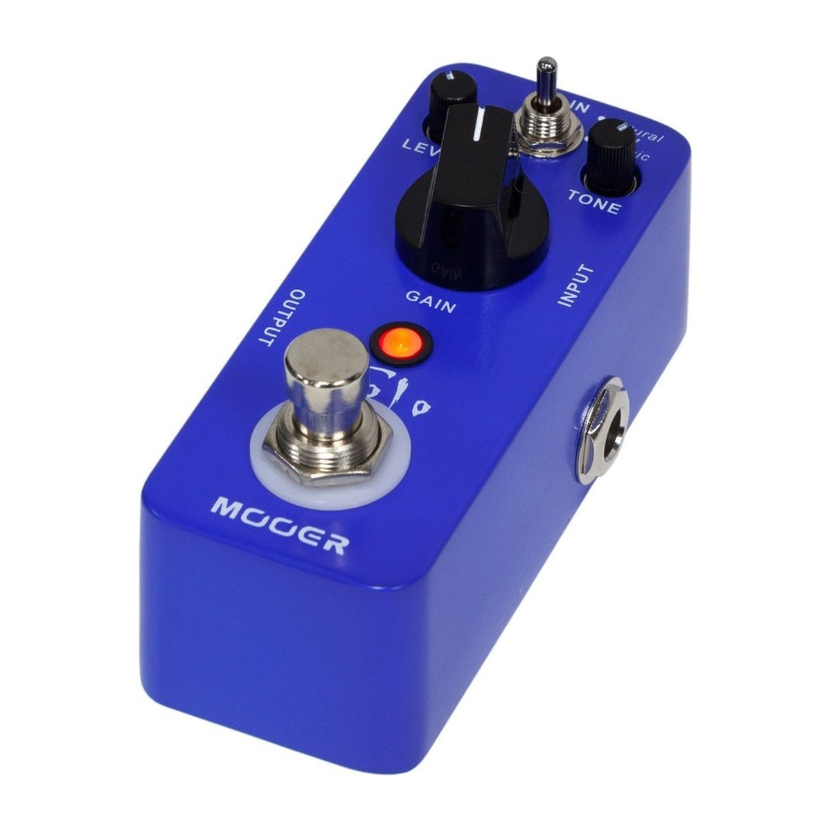 Mooer Solo nhìn chéo từ bên phải, thấy jack INPUT, đèn báo đang sáng