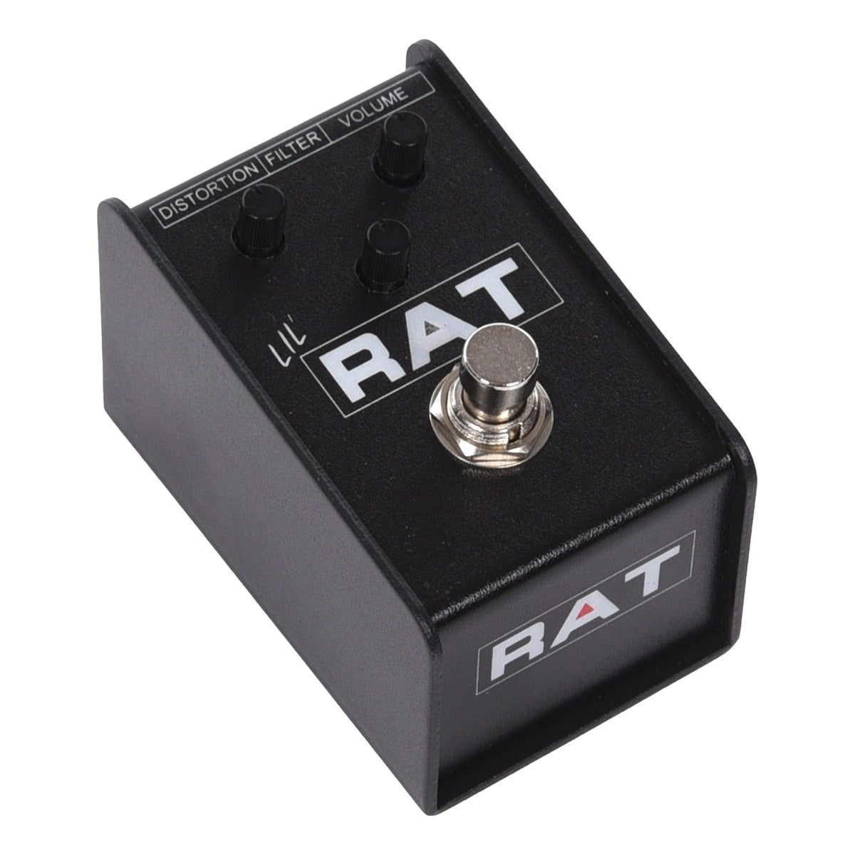 ProCo Lil' RAT chụp nghiêng trái, thấy footswitch và logo RAT ở mặt trước vỏ