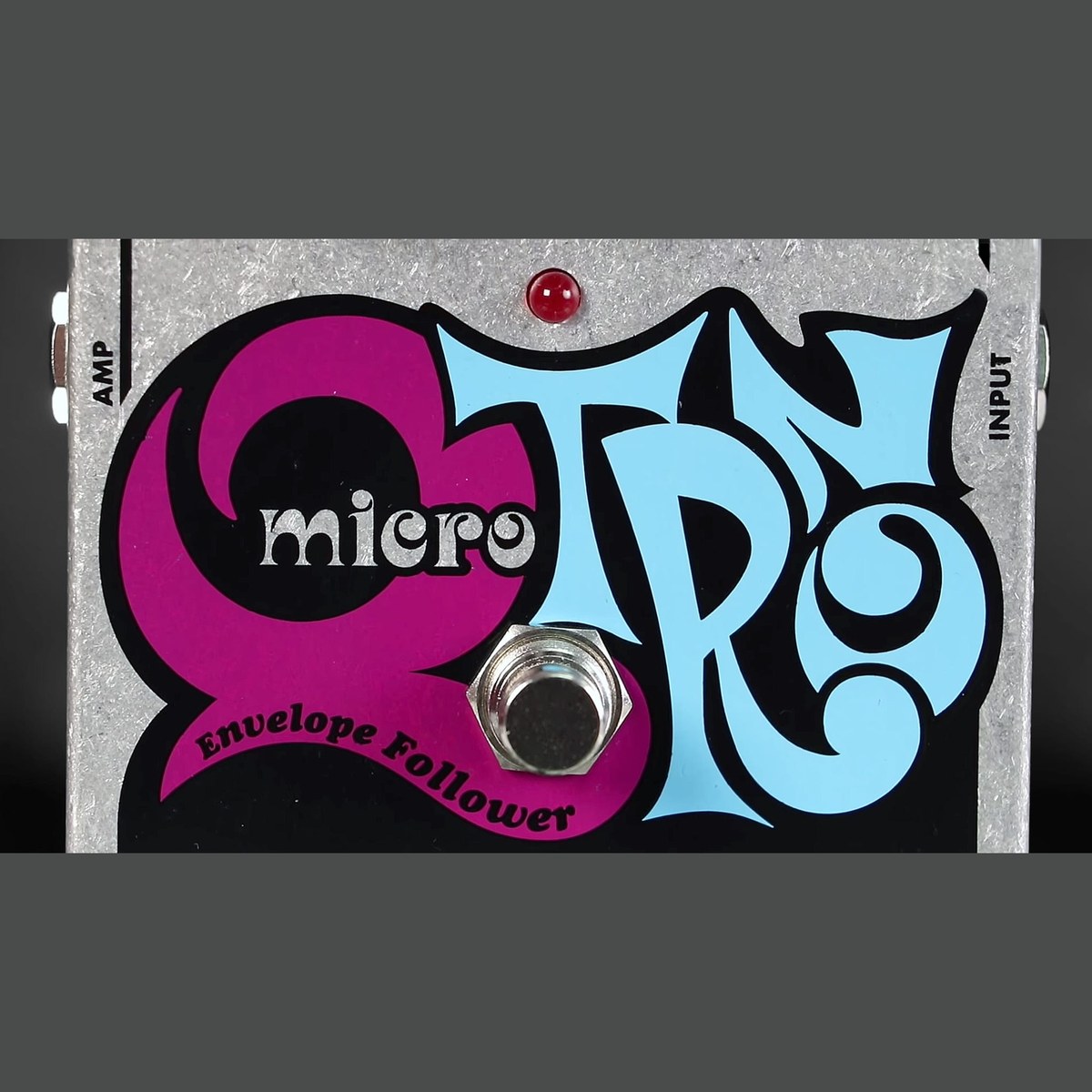 Phơ Envelope Filter Electro-Harmonix Micro Q-Tron – cận cảnh logo Micro Q-Tron, đèn LED và footswitch