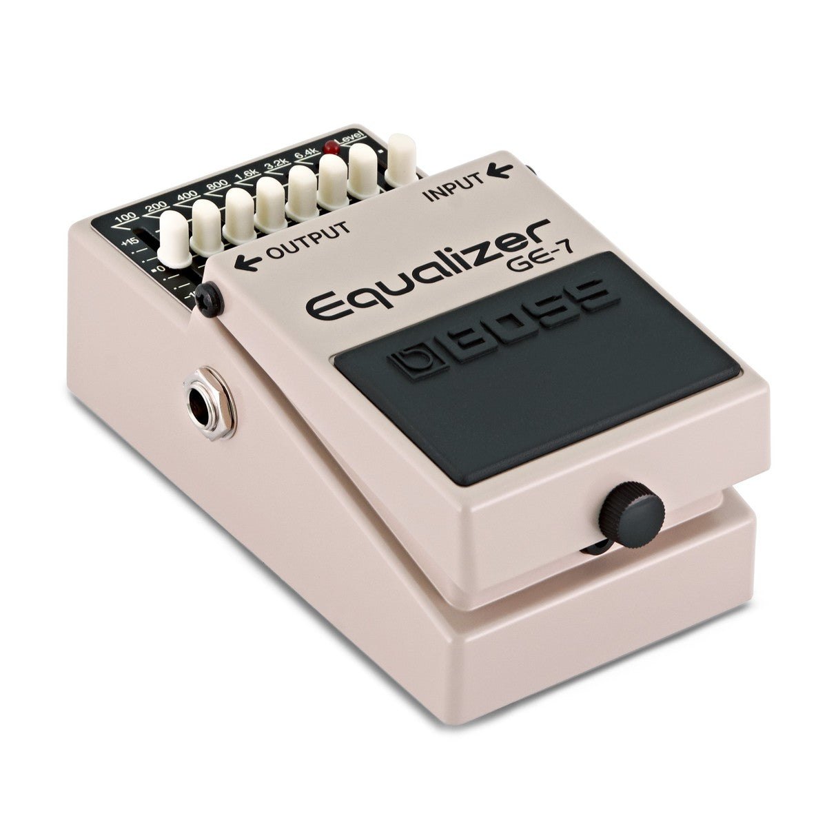 Phơ EQ BOSS GE-7 Equalizer – góc nghiêng 3/4, cạnh trái với cổng OUTPUT