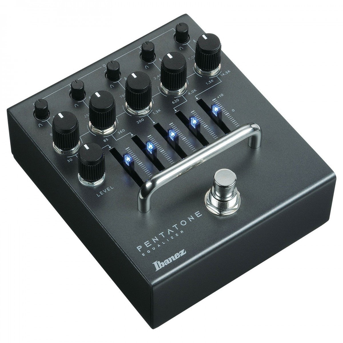Phơ EQ Ibanez PTEQ Pentatone Equalizer – góc nghiêng 3/4 với 5 cần gạt EQ đèn LED xanh và thanh bảo vệ footswitch