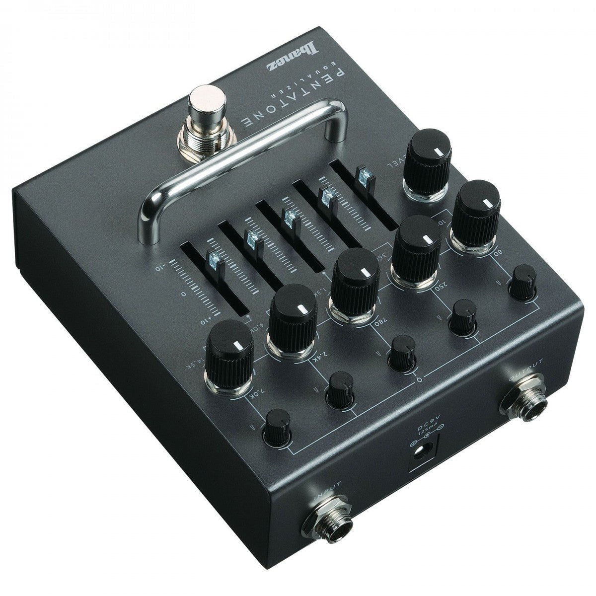 Phơ EQ Ibanez PTEQ Pentatone Equalizer – góc nhìn 3/4 từ phía sau, thấy cụm jack và cổng nguồn