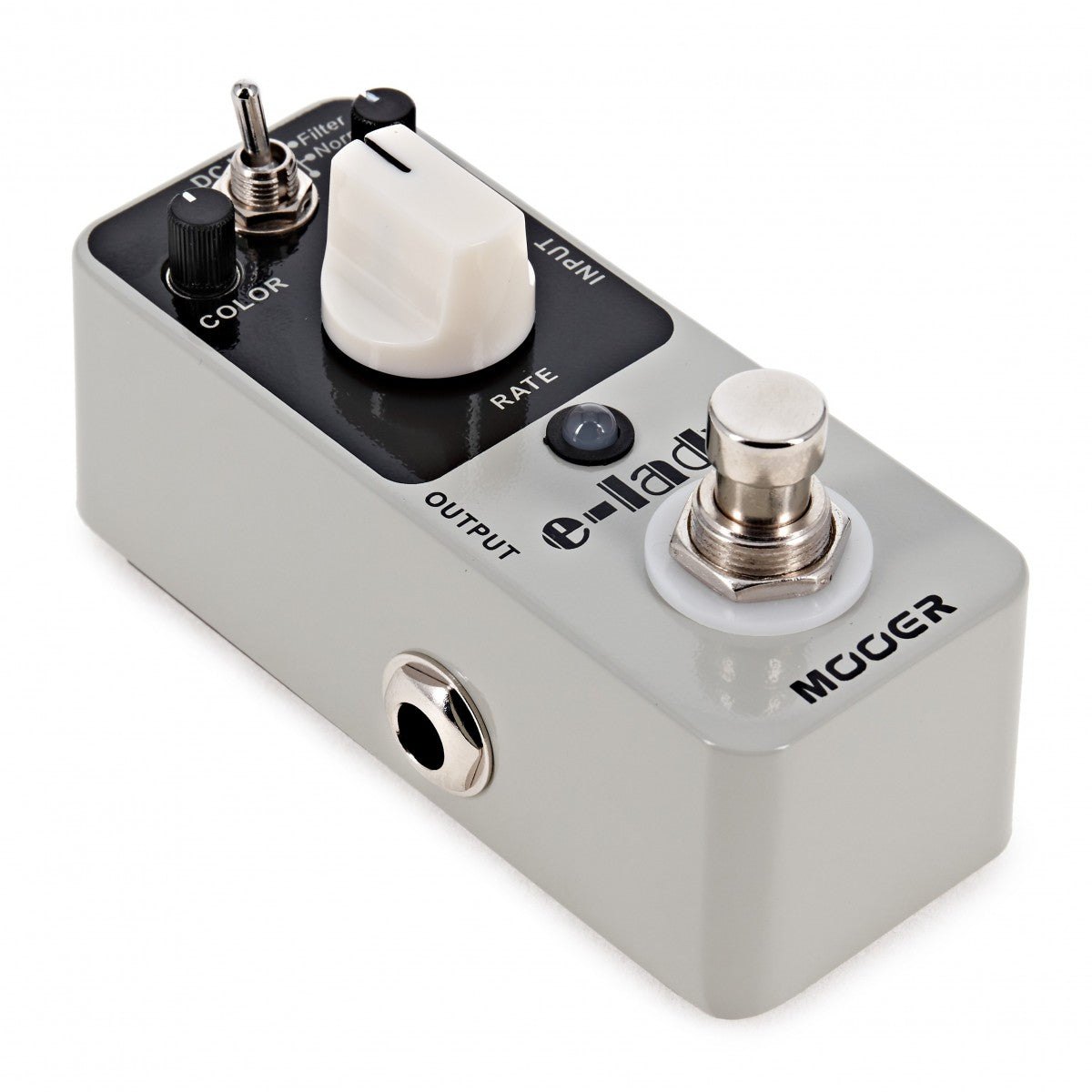 Phơ Flanger Mooer E-Lady – góc nghiêng 3/4 bên trái, cổng OUTPUT và núm COLOR