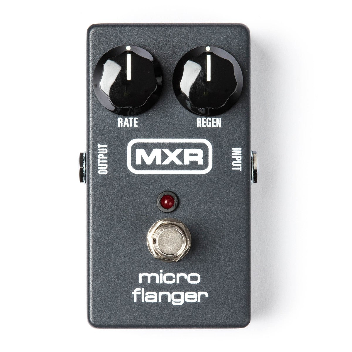 chính diện mặt trên MXR M152 Micro Flanger vỏ xám, 2 núm RATE và REGEN, đèn LED đỏ