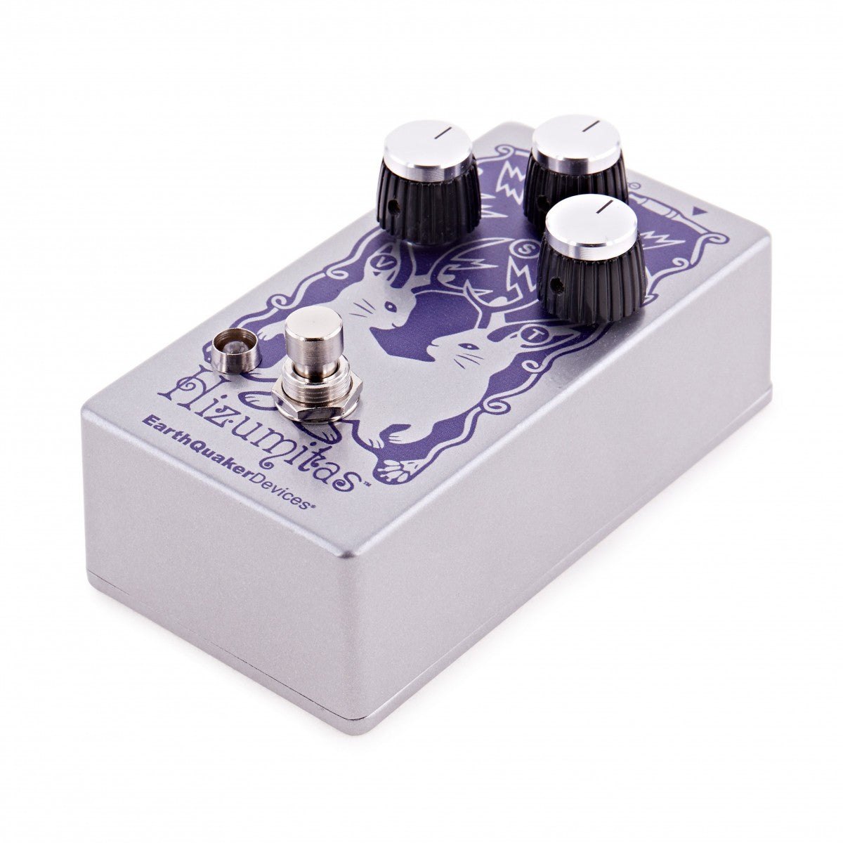 Phơ Fuzz EarthQuaker Devices Hizumitas Fuzz Sustainar – góc nghiêng 3/4 thấy rõ 3 núm chỉnh và footswitch
