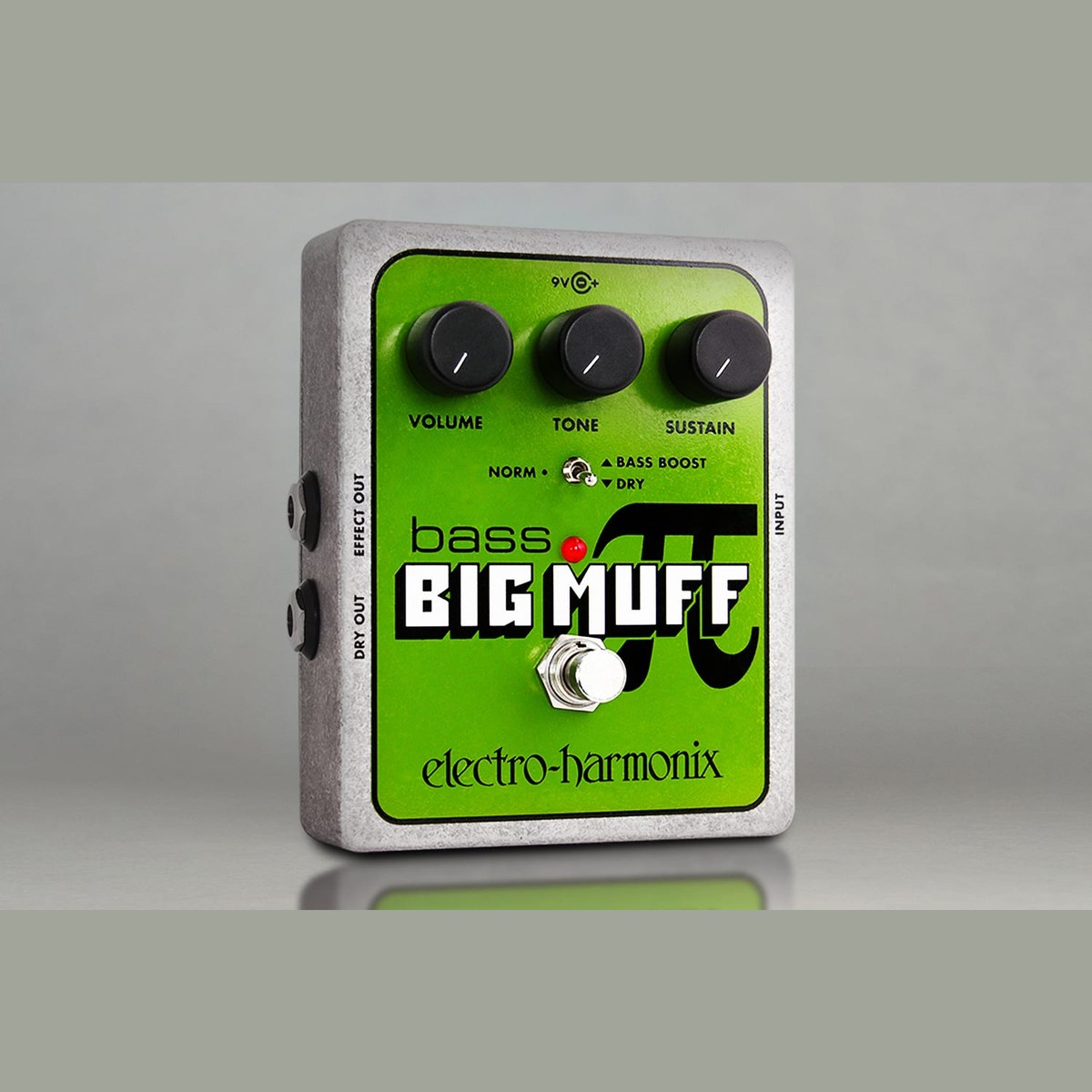 Phơ Fuzz Electro-Harmonix Bass Big Muff Pi – Bass Big Muff Pi trên nền xám, nhìn chéo