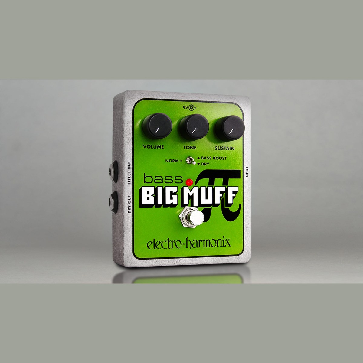 Phơ Fuzz Electro-Harmonix Bass Big Muff Pi – Mặt trước Bass Big Muff Pi trên nền xám