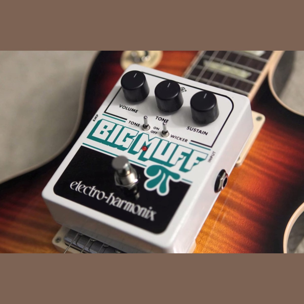 Phơ Fuzz Electro-Harmonix Big Muff Pi with Tone Wicker – Big Muff Pi with Tone Wicker đặt trên cây guitar sunburst