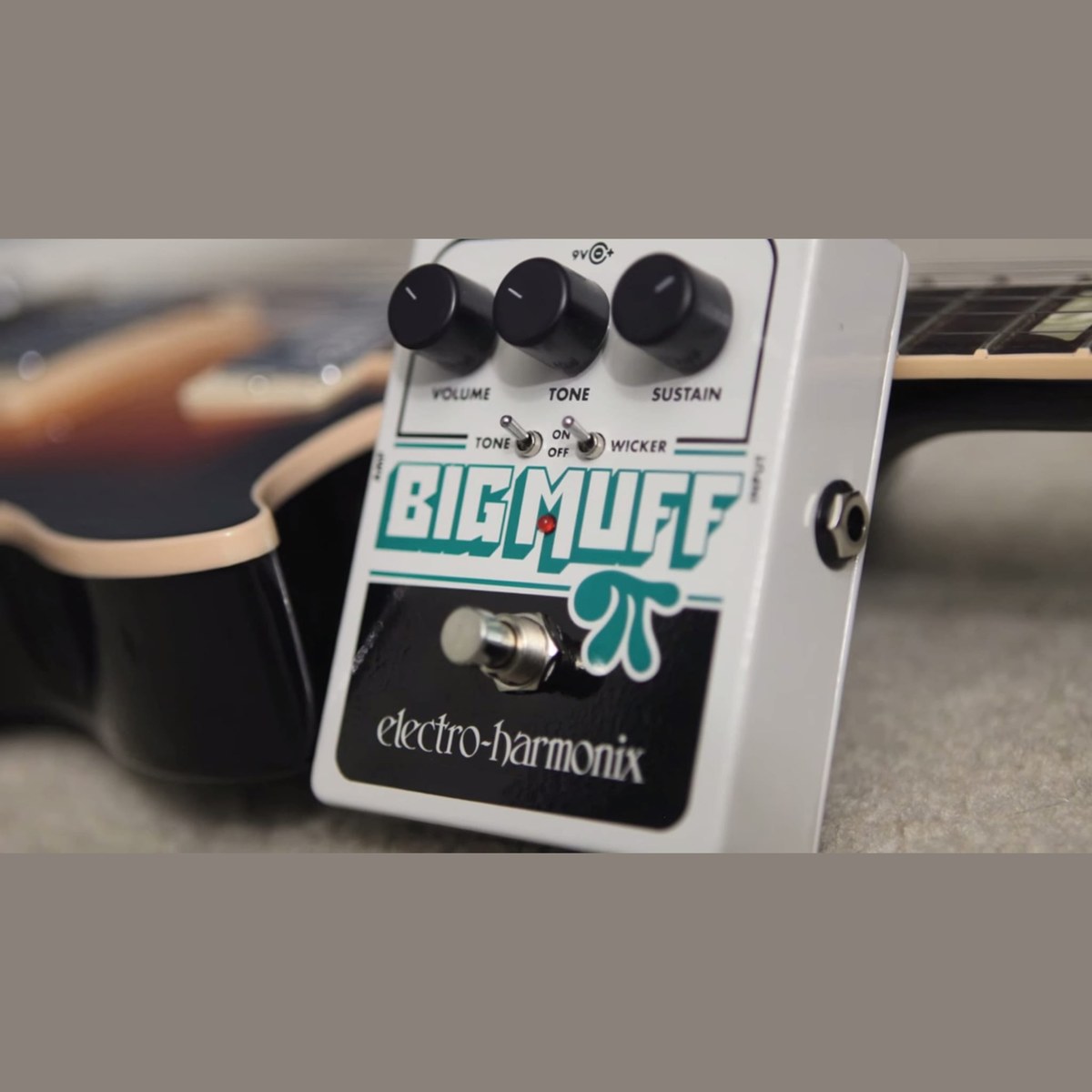 Phơ Fuzz Electro-Harmonix Big Muff Pi with Tone Wicker – Big Muff Pi with Tone Wicker trong không gian phòng tập