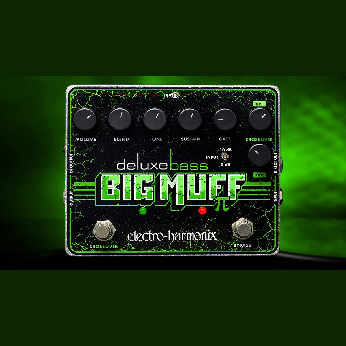 Phơ Fuzz Electro-Harmonix Deluxe Bass Big Muff Pi – Mặt trước Deluxe Bass Big Muff Pi trên nền xanh lá