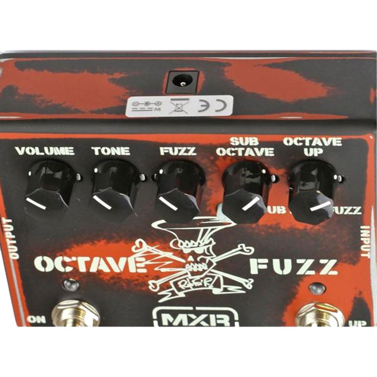 Phơ Fuzz MXR SF01 Slash Octave Fuzz – cận cảnh hàng núm chỉnh và jack nguồn ở đầu trên