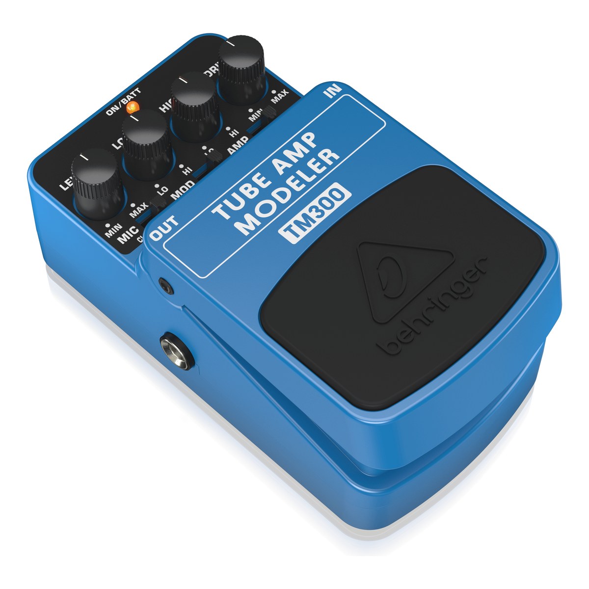 Behringer TM300 nghiêng trái, thấy cạnh jack OUT