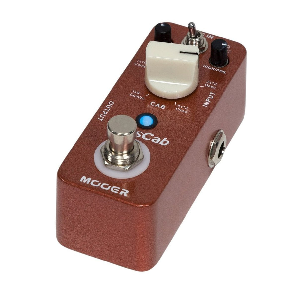 Mooer TresCab nhìn nghiêng phía cạnh INPUT, đèn LED xanh đang bật