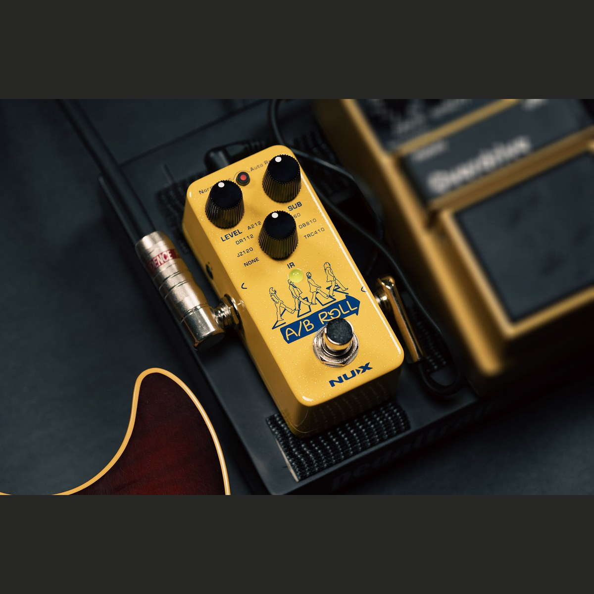 Phơ Looper NUX A/B ROLL NOL-1 – NUX A/B Roll NOL-1 đặt trên pedalboard