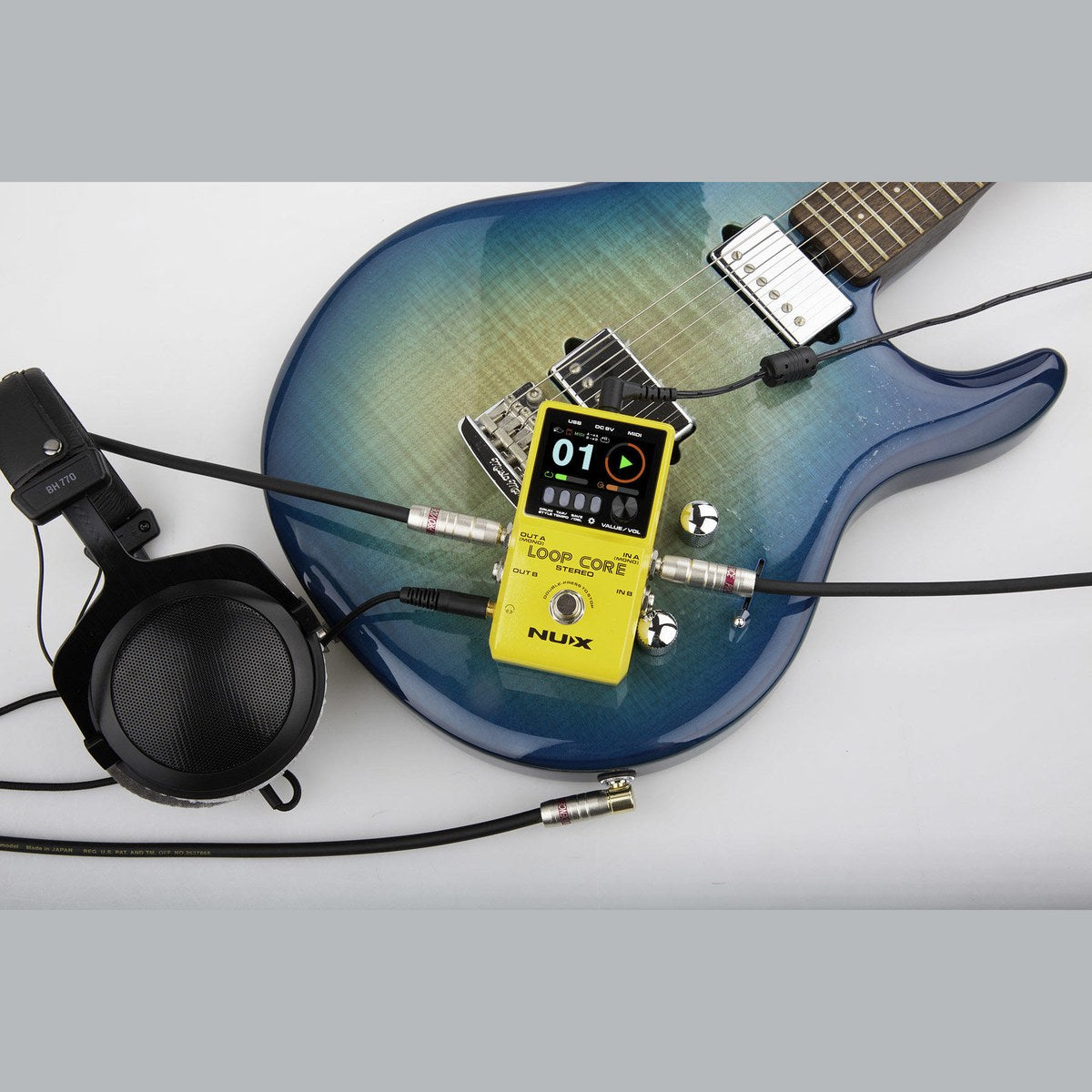 Phơ Looper NUX Loop Core Stereo NCL-2 – NUX Loop Core Stereo cùng tai nghe và guitar điện