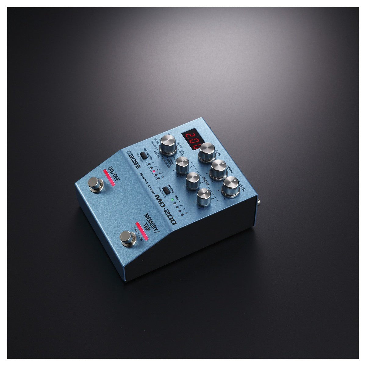 Phơ Modulation BOSS MD-200 – góc chụp nghiêng trên nền tối, màn hình LED sáng đỏ