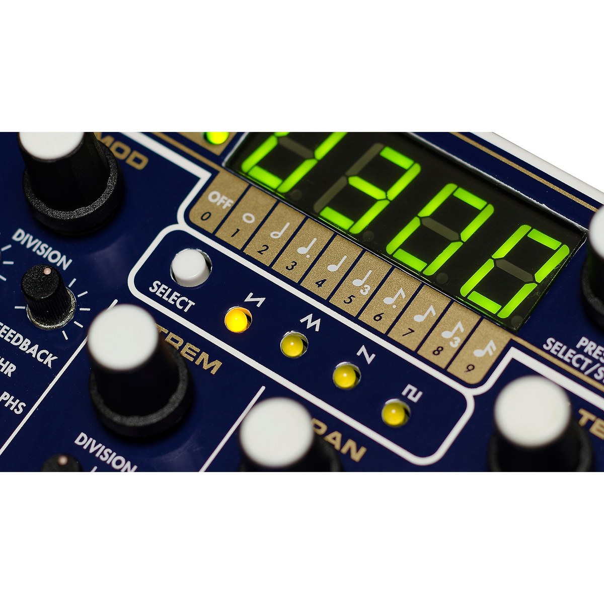 Phơ Modulation Electro-Harmonix Mod Rex Polyrhythmic Modulator – cận cảnh màn hình số và đèn chia nhịp của Mod Rex