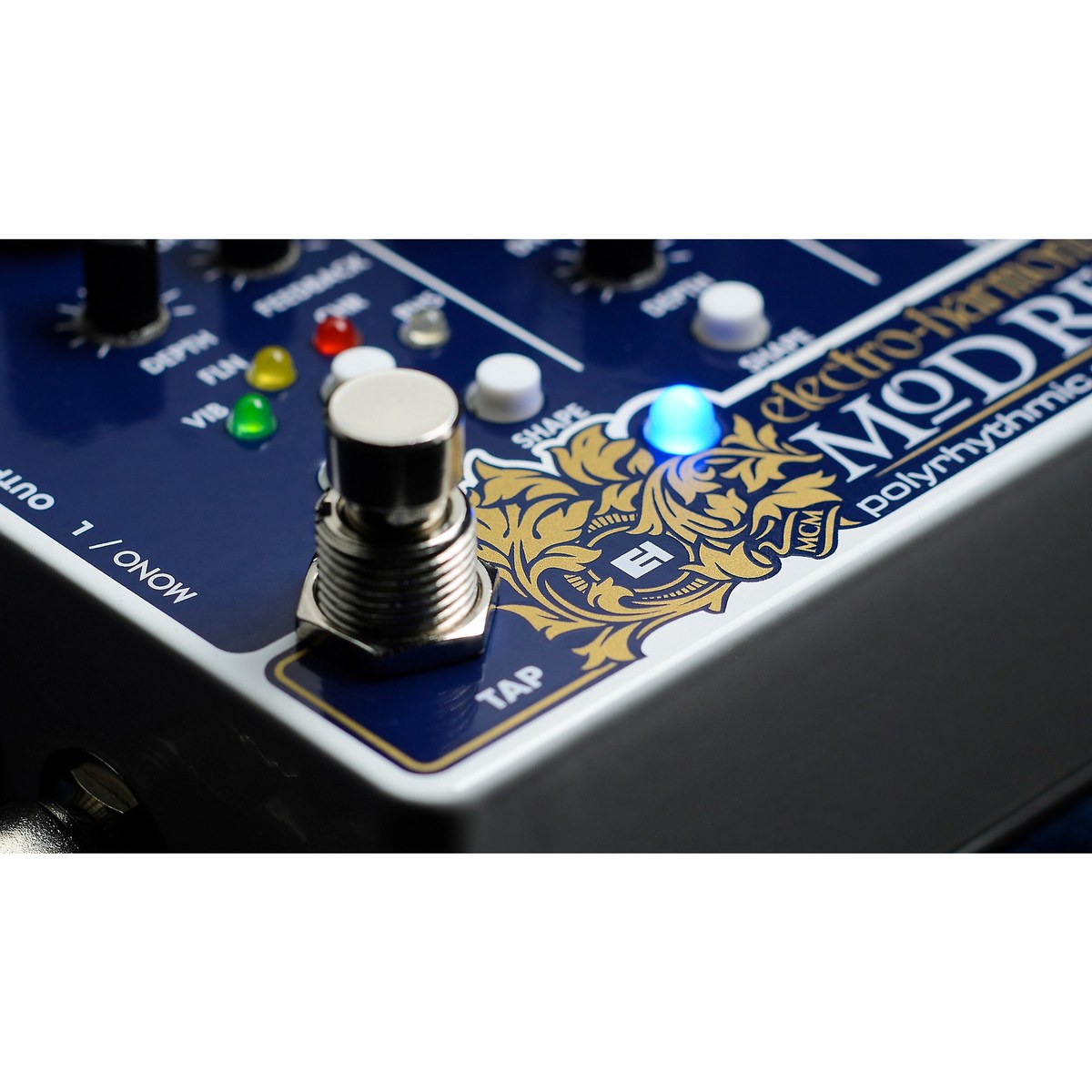 Phơ Modulation Electro-Harmonix Mod Rex Polyrhythmic Modulator – cận cảnh footswitch TAP và logo Mod Rex