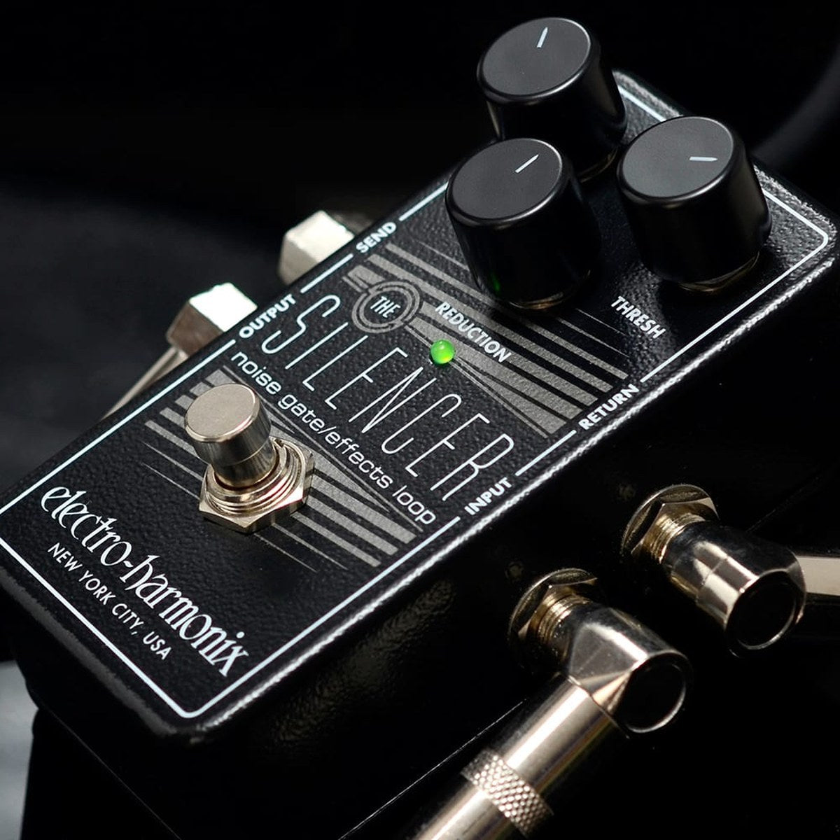 Electro-Harmonix The Silencer cắm dây jack, đèn LED xanh sáng (ảnh giới thiệu của hãng)