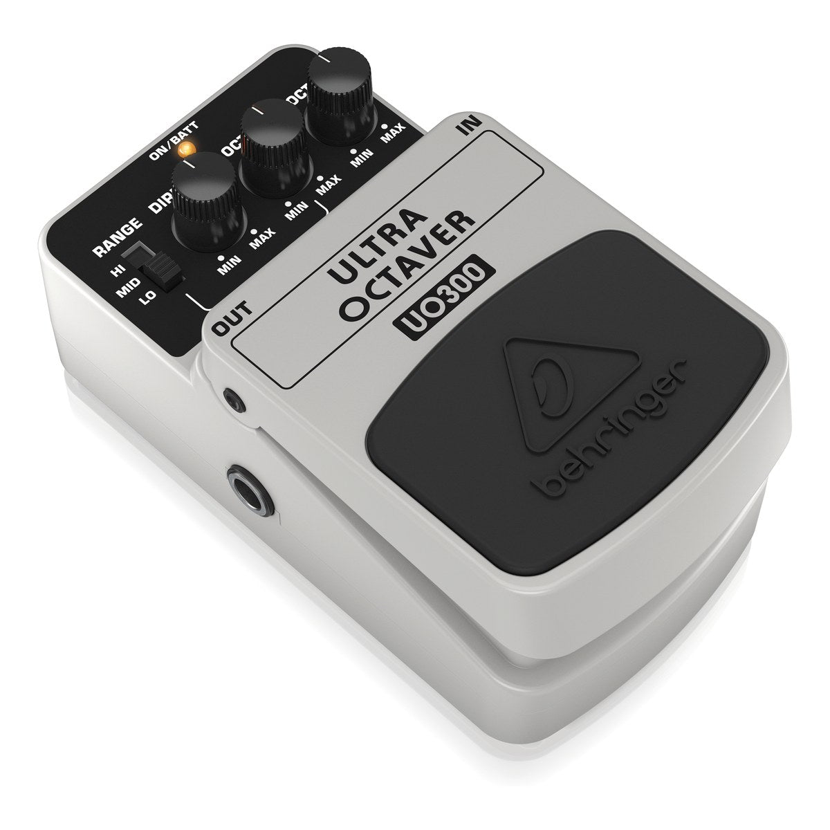 Behringer UO300 nhìn nghiêng từ bên trái, thấy jack OUT