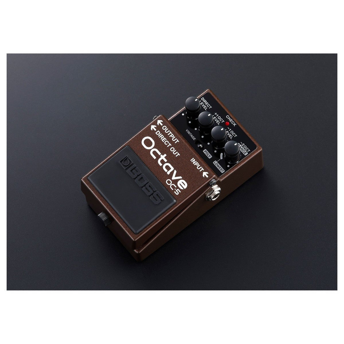 Phơ Octave BOSS OC-5 – góc nghiêng 3/4 trên nền tối, thấy cổng INPUT bên phải