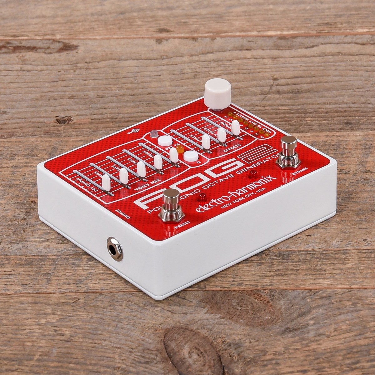 Phơ Octave Electro-Harmonix POG2 Polyphonic Octave Generator - góc nghiêng POG2 thấy jack OUTPUT cạnh trái và footswitch PRESET, BYPASS