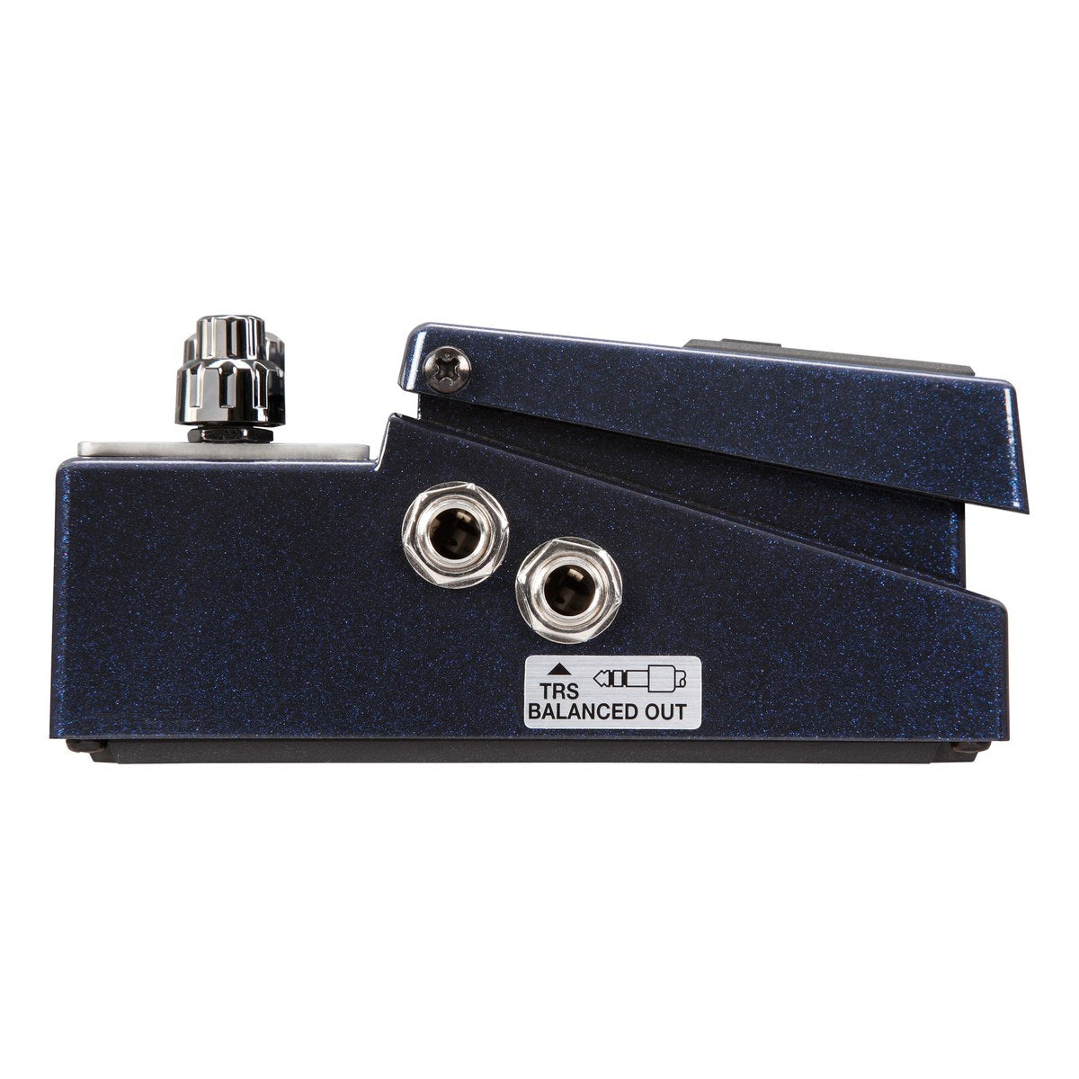 Phơ Overdrive Bass BOSS BB-1X Bass Driver – cạnh trái Boss BB-1X với jack OUTPUT và LINE OUT cân bằng TRS