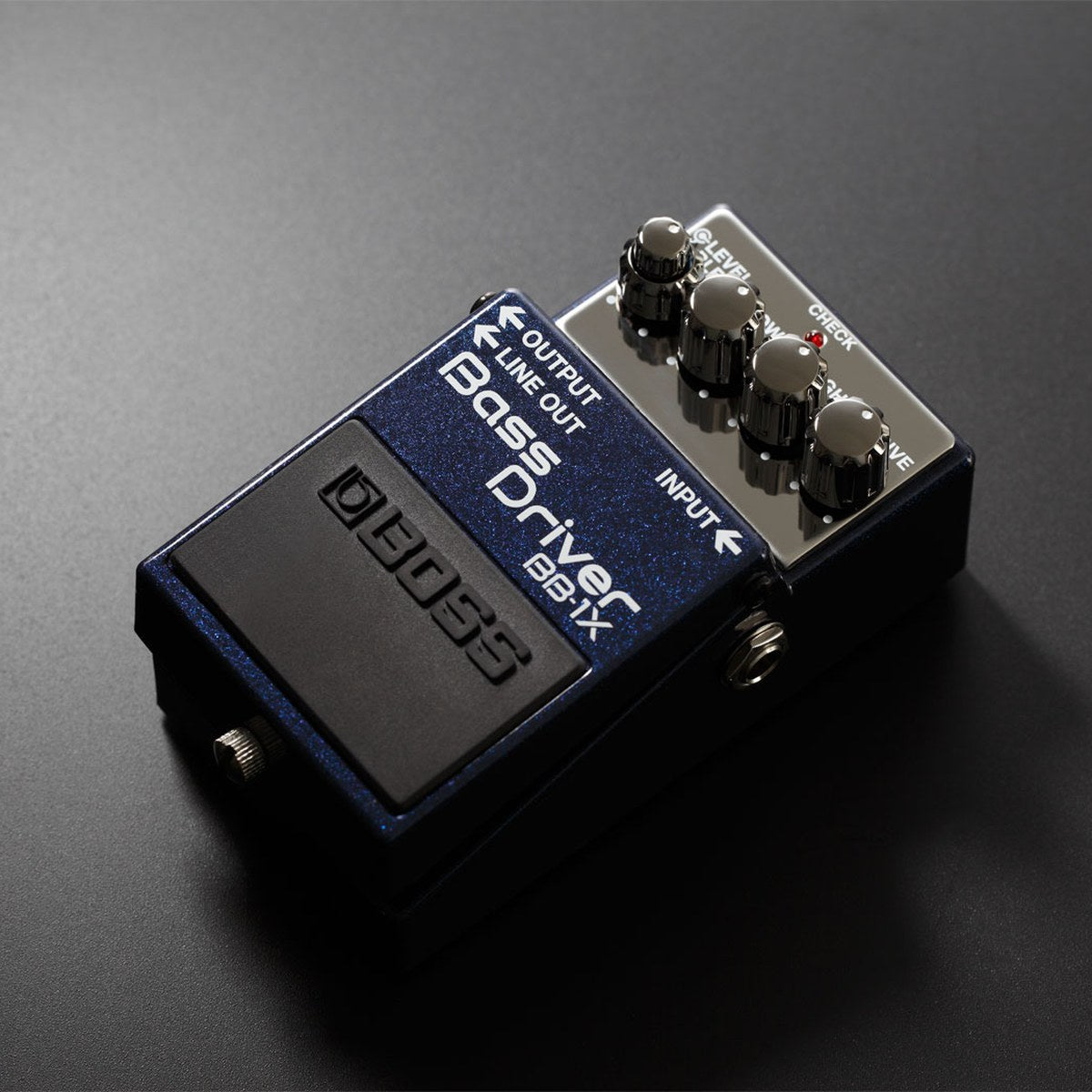 Phơ Overdrive Bass BOSS BB-1X Bass Driver – Boss BB-1X trên nền tối, nhìn nghiêng từ phía trước