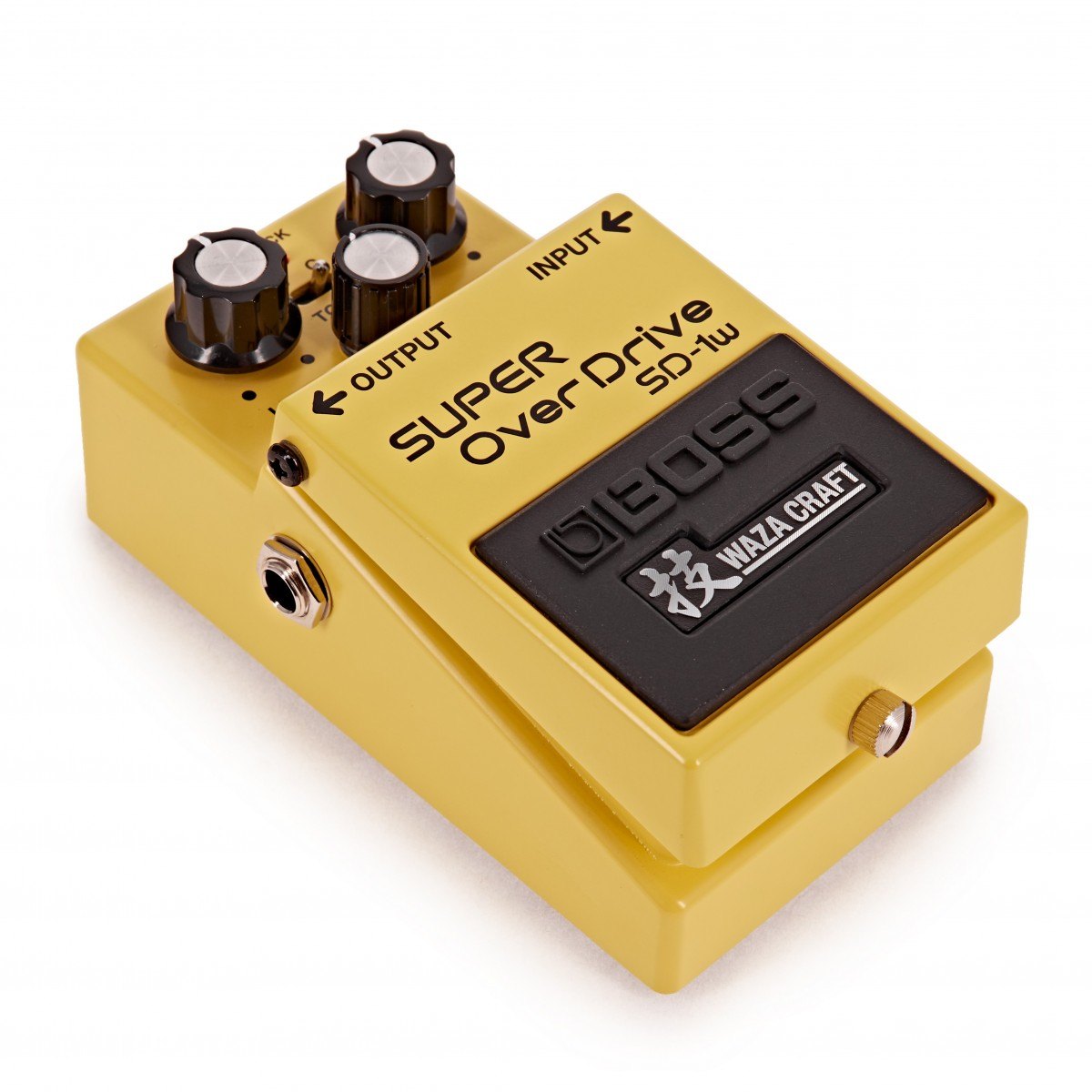 Phơ Overdrive BOSS SD-1W Super OverDrive Waza Craft – nhìn nghiêng 3/4 bên trái với logo WAZA CRAFT và jack OUTPUT