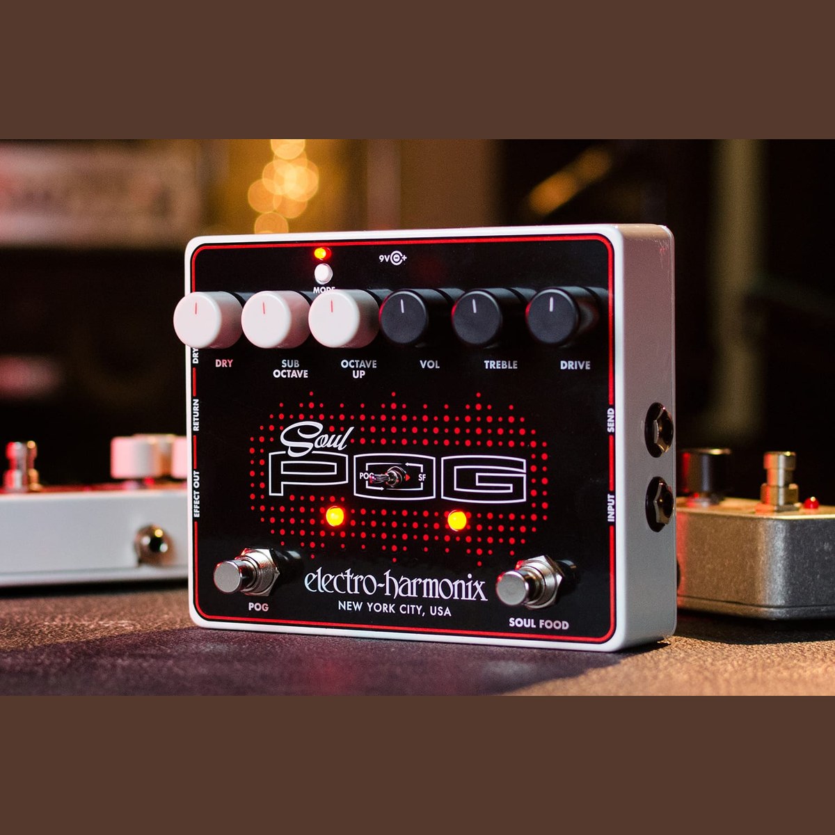 Phơ Overdrive Electro-Harmonix Soul POG Octave Multi-Effect – Soul POG trên pedalboard, đèn hai footswitch đang sáng