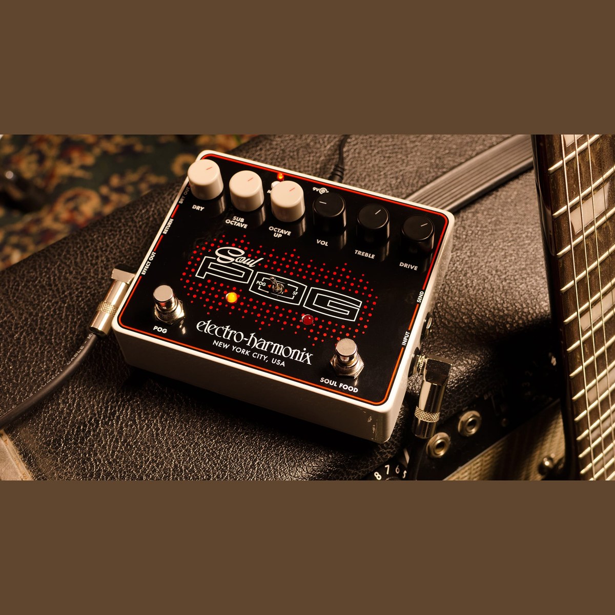Phơ Overdrive Electro-Harmonix Soul POG Octave Multi-Effect – Soul POG đặt cạnh guitar điện, cắm dây kết nối