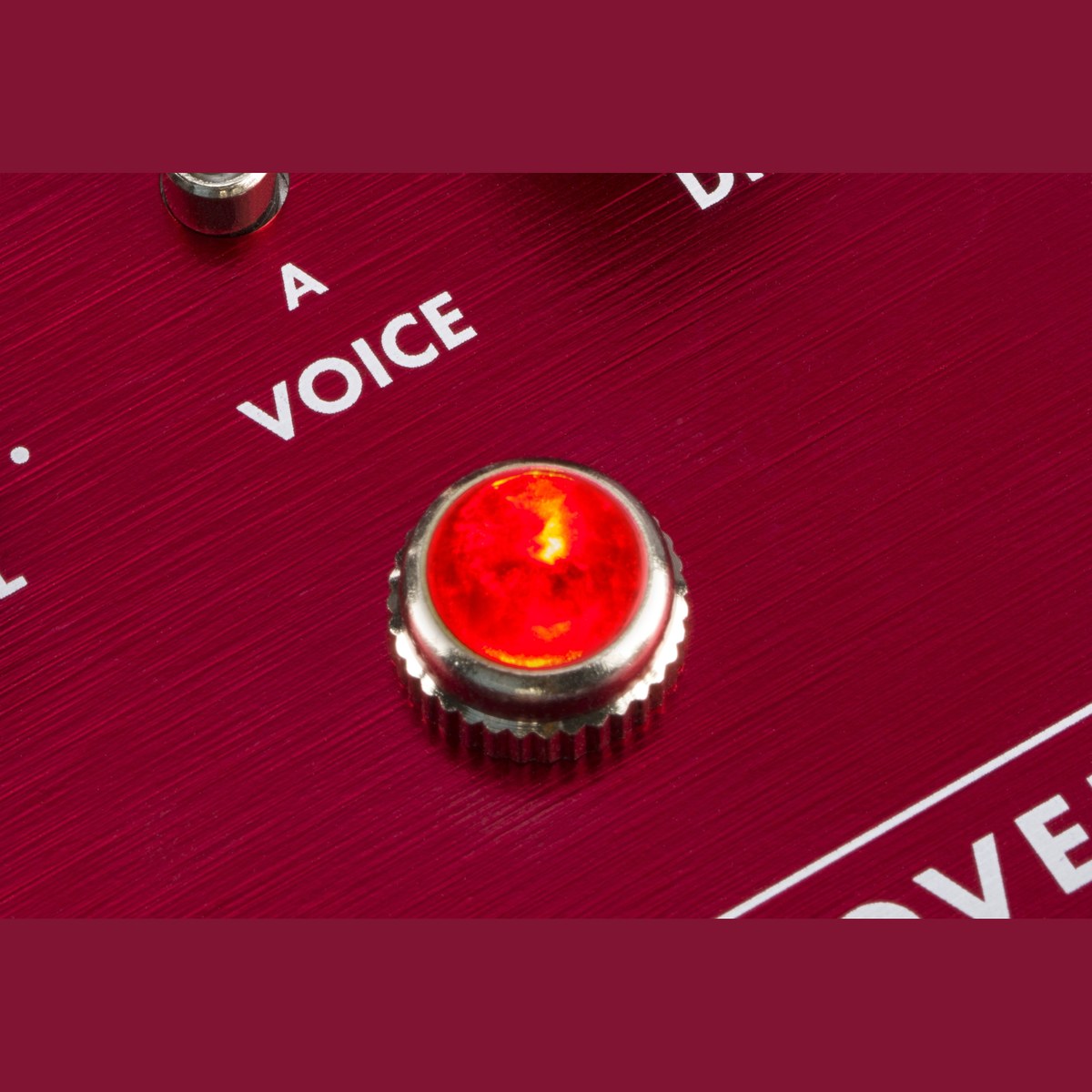 Phơ Overdrive Fender Santa Ana Overdrive – cận cảnh công tắc Voice A/B và đèn Amp Jewel
