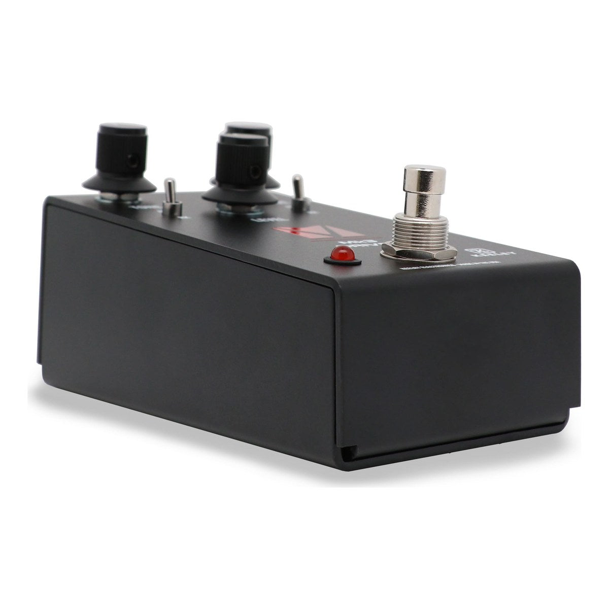 Keeley Mk3 Driver nghiêng phía jack OUTPUT, thấy footswitch và đèn LED đỏ