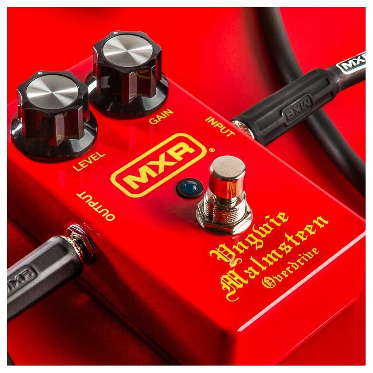 Phơ Overdrive MXR YJM308 Yngwie Malmsteen Overdrive – cận cảnh khi cắm dây, núm LEVEL, GAIN và footswitch