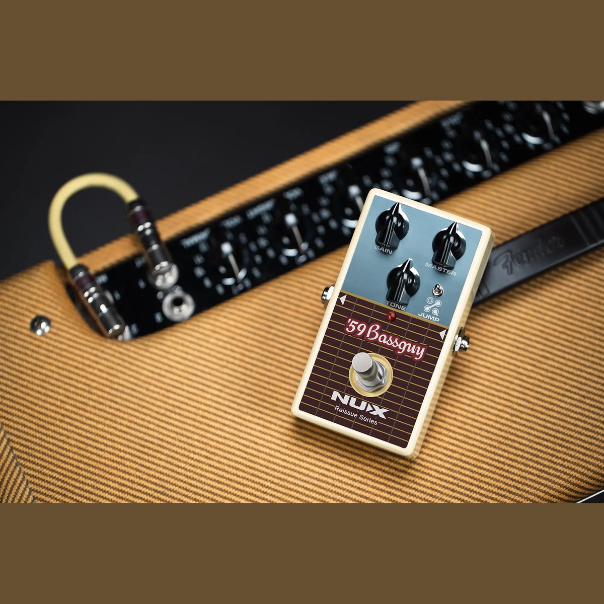 Phơ Overdrive NUX '59 Bassguy – NUX '59 Bassguy đặt trên ampli tweed