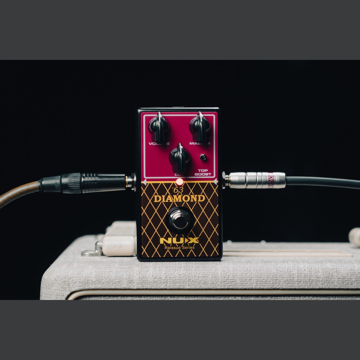 Phơ Overdrive NUX '63 Diamond NRO-6 – '63 Diamond đặt trên ampli, cắm dây tín hiệu hai bên