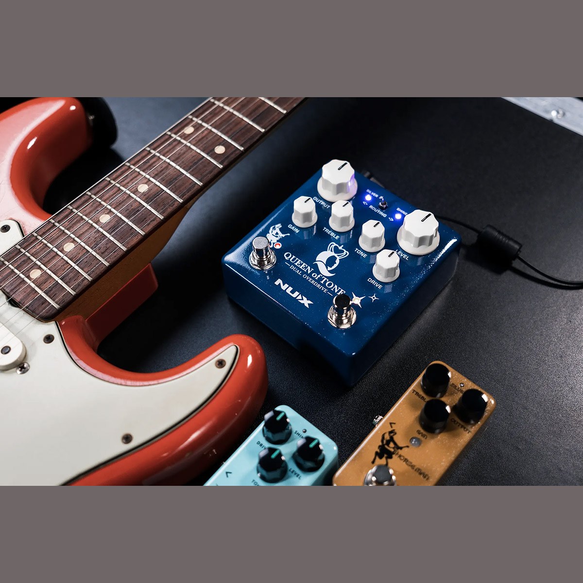 Phơ Overdrive NUX Queen of Tone NDO-6 – NUX Queen of Tone NDO-6 đã cắm dây cạnh guitar điện