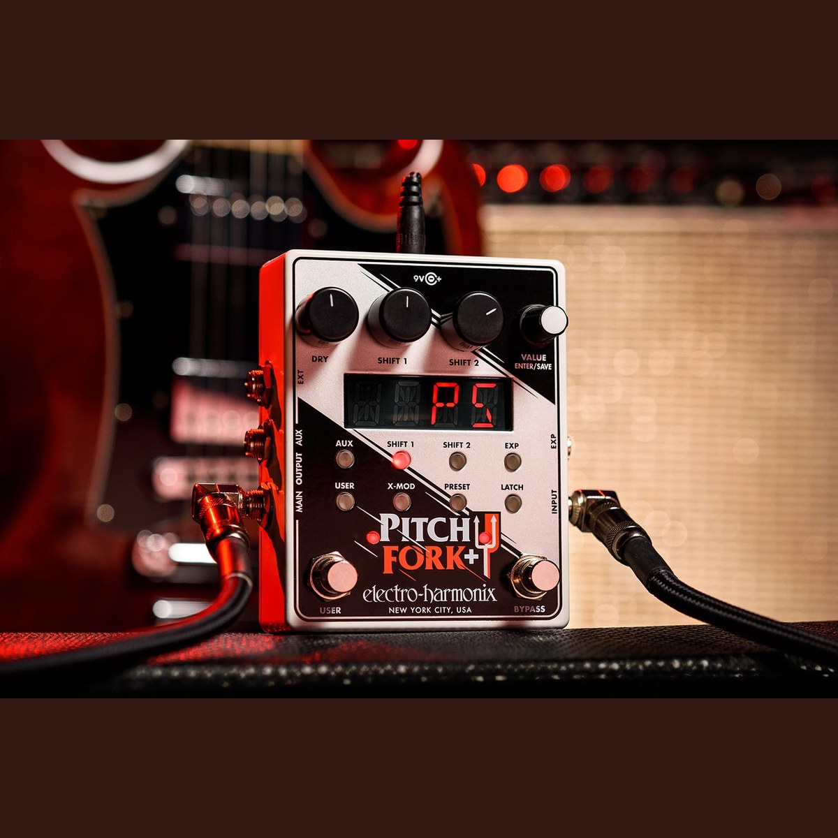 Phơ Pitch Shifter Electro-Harmonix Pitch Fork+ Polyphonic Pitch Shifter – Pitch Fork+ đặt trên ampli, màn hình hiển thị preset