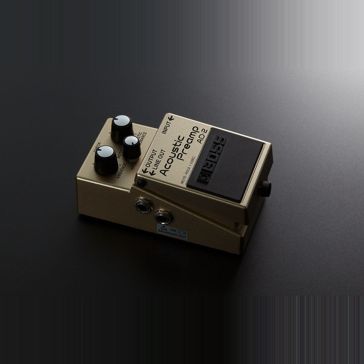 Phơ Preamp Acoustic BOSS AD-2 Acoustic Preamp – BOSS AD-2 trên nền tối, góc nghiêng