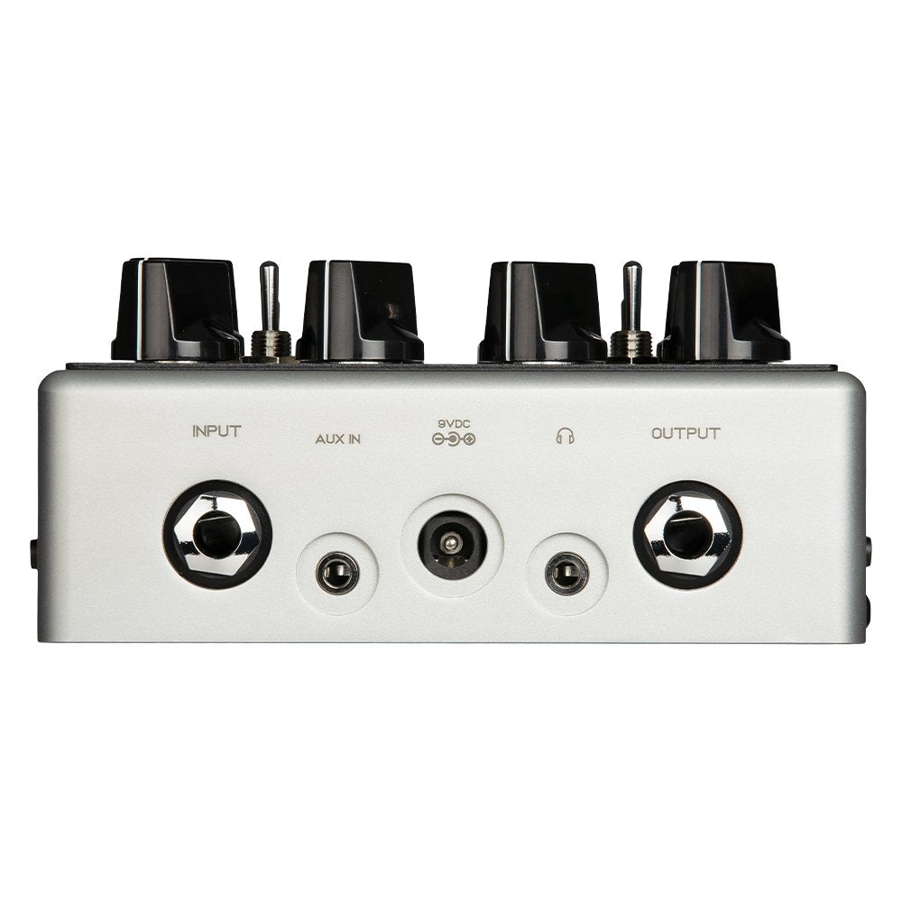 Phơ Preamp Bass Darkglass B7K Ultra V2 Aux In – cạnh sau với jack INPUT, AUX IN, 9VDC, tai nghe, OUTPUT