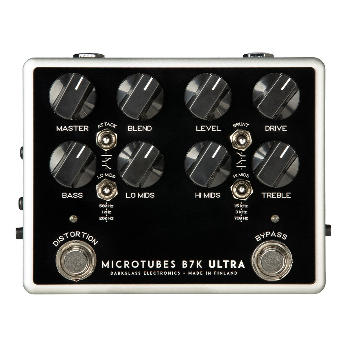 chính diện mặt trên Darkglass Microtubes B7K Ultra V2 Aux In vỏ bạc mặt đen với 8 núm, công tắc ATTACK, GRUNT, chọn tần số mid và 2 footswitch DISTORTION, BYPASS