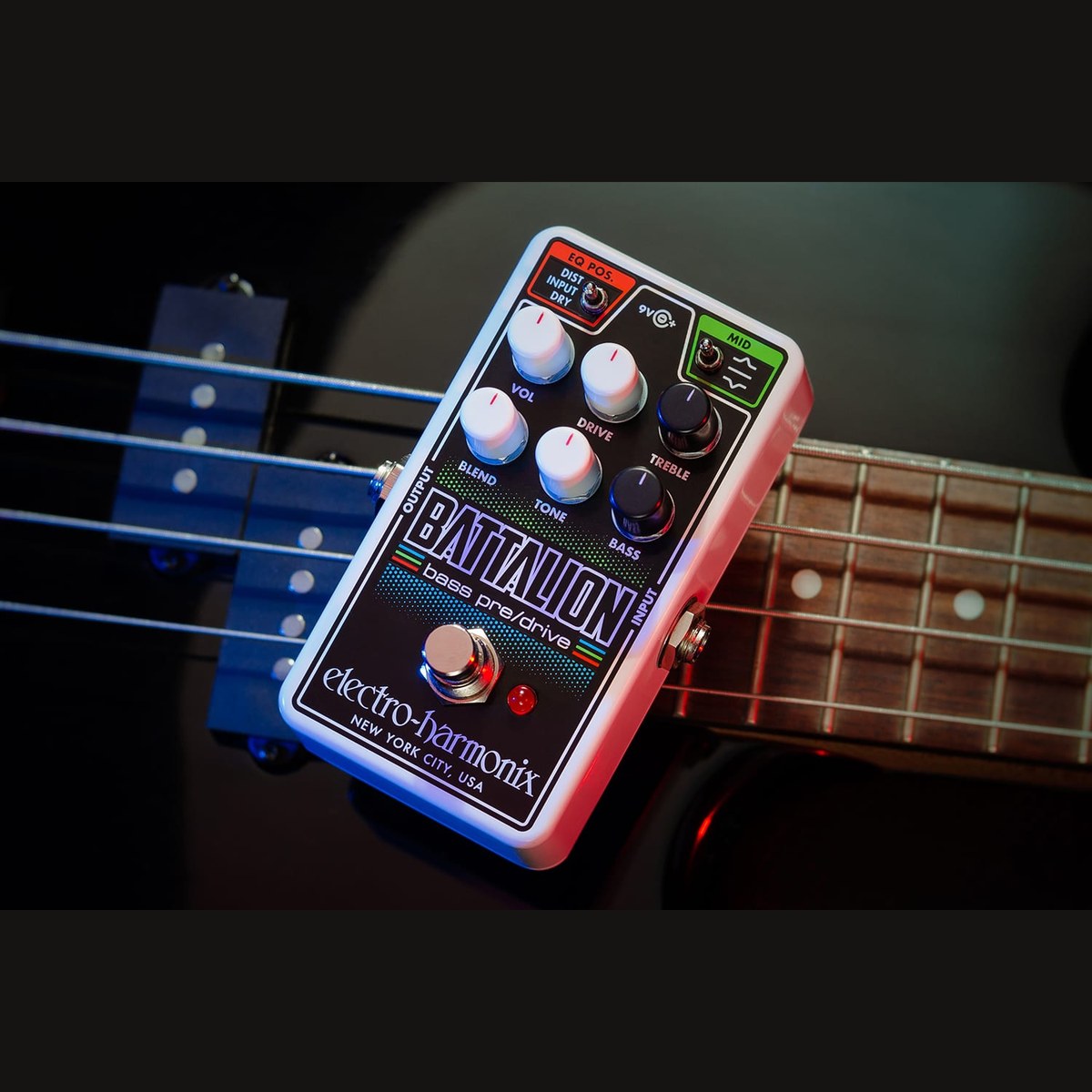 Phơ Preamp Bass Electro-Harmonix Nano Battalion – Nano Battalion đặt trên cây bass